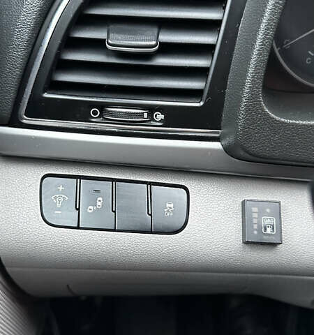 Серый Хендай Элантра, объемом двигателя 2 л и пробегом 190 тыс. км за 10200 $, фото 5 на Automoto.ua