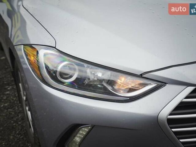 Серый Хендай Элантра, объемом двигателя 2 л и пробегом 147 тыс. км за 10499 $, фото 1 на Automoto.ua