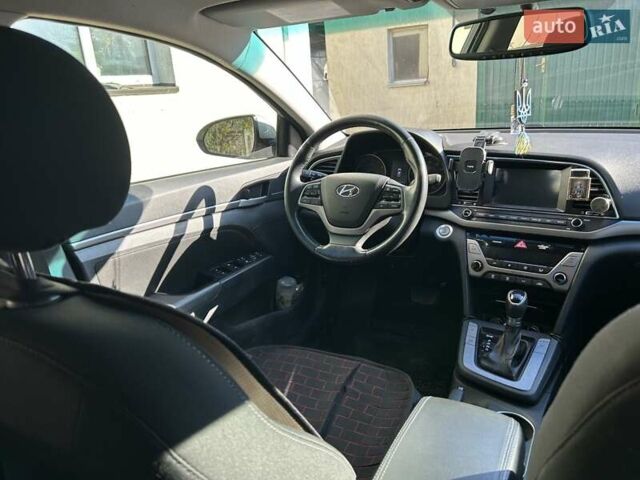 Серый Хендай Элантра, объемом двигателя 2 л и пробегом 198 тыс. км за 12500 $, фото 5 на Automoto.ua