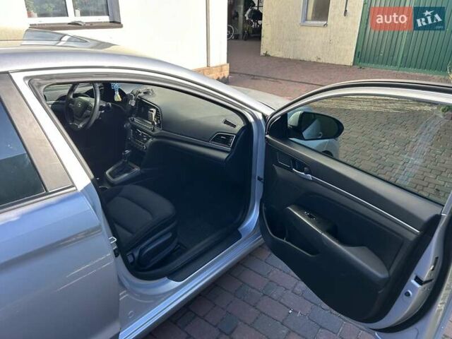 Серый Хендай Элантра, объемом двигателя 2 л и пробегом 198 тыс. км за 12500 $, фото 6 на Automoto.ua