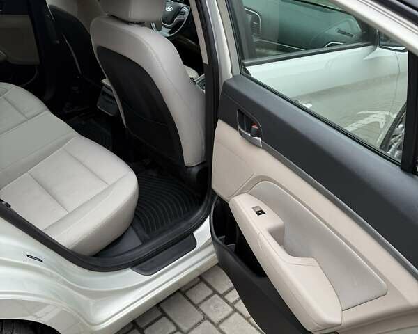 Серый Хендай Элантра, объемом двигателя 2 л и пробегом 115 тыс. км за 11150 $, фото 41 на Automoto.ua