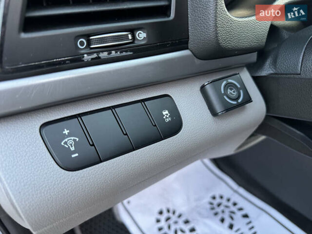 Сірий Хендай Елантра, об'ємом двигуна 2 л та пробігом 135 тис. км за 10899 $, фото 17 на Automoto.ua