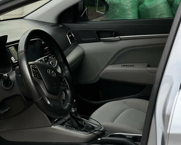 Серый Хендай Элантра, объемом двигателя 2 л и пробегом 115 тыс. км за 12000 $, фото 8 на Automoto.ua