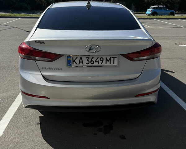 Сірий Хендай Елантра, об'ємом двигуна 2 л та пробігом 129 тис. км за 10000 $, фото 4 на Automoto.ua