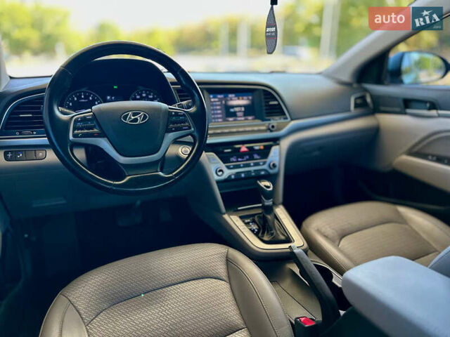 Хендай Элантра 2016 в Днепре (Днепропетровске) на Automoto.ua Серый Хендай Элантра, объемом двигателя 2 л и пробегом 199 тыс. км за 10999 $, фото 9 на Automoto.ua