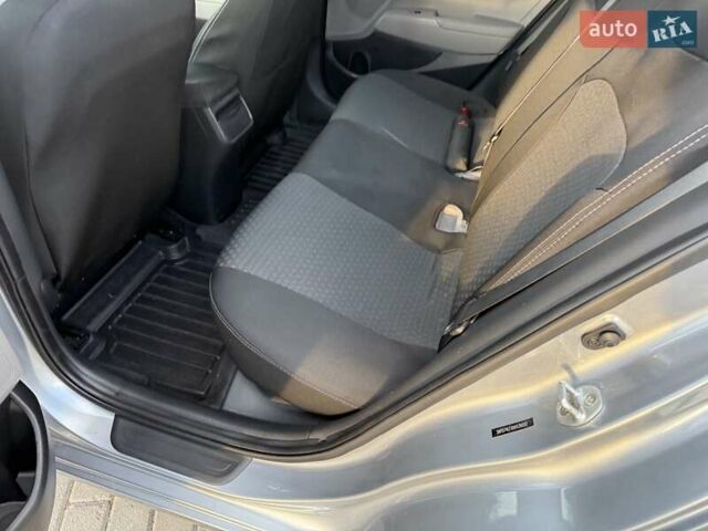 Сірий Хендай Елантра, об'ємом двигуна 2 л та пробігом 225 тис. км за 10300 $, фото 7 на Automoto.ua