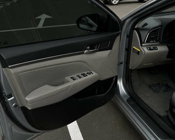 Серый Хендай Элантра, объемом двигателя 2 л и пробегом 115 тыс. км за 12000 $, фото 7 на Automoto.ua