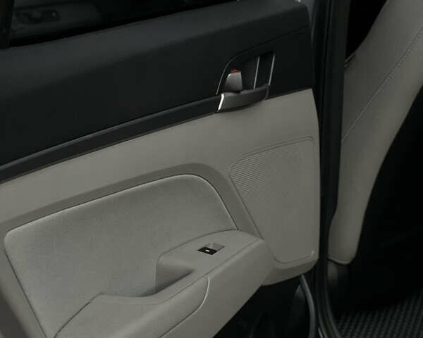 Серый Хендай Элантра, объемом двигателя 2 л и пробегом 115 тыс. км за 12000 $, фото 12 на Automoto.ua