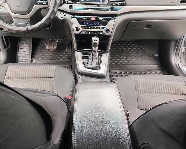 Серый Хендай Элантра, объемом двигателя 2 л и пробегом 179 тыс. км за 13800 $, фото 25 на Automoto.ua