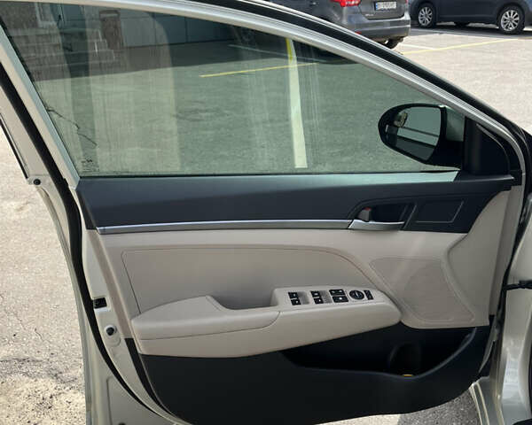 Серый Хендай Элантра, объемом двигателя 2 л и пробегом 135 тыс. км за 12300 $, фото 7 на Automoto.ua