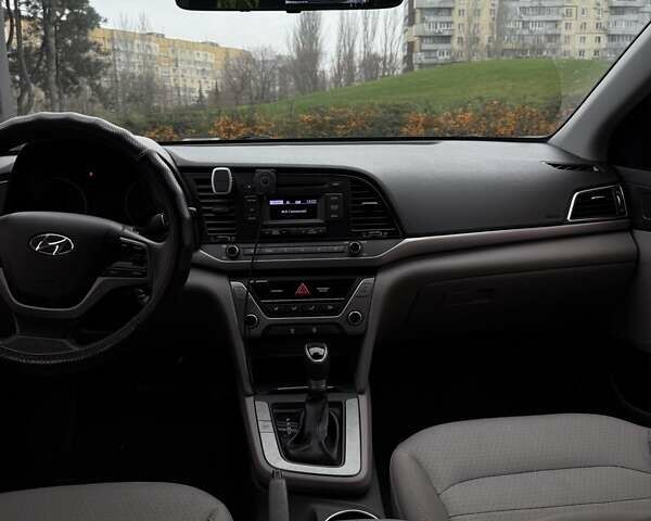 Серый Хендай Элантра, объемом двигателя 2 л и пробегом 228 тыс. км за 10800 $, фото 6 на Automoto.ua