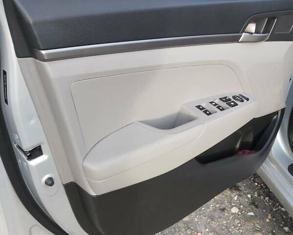 Серый Хендай Элантра, объемом двигателя 2 л и пробегом 93 тыс. км за 10800 $, фото 4 на Automoto.ua