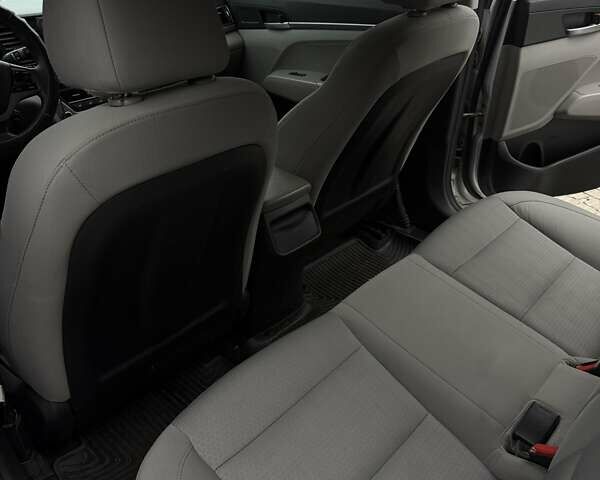 Серый Хендай Элантра, объемом двигателя 2 л и пробегом 228 тыс. км за 10800 $, фото 3 на Automoto.ua