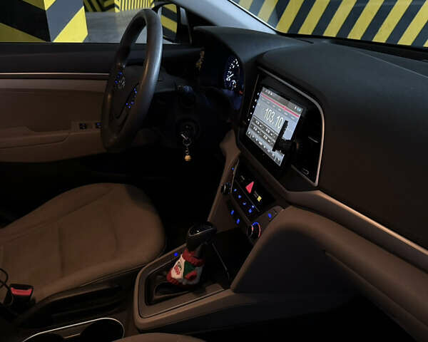 Серый Хендай Элантра, объемом двигателя 2 л и пробегом 160 тыс. км за 12900 $, фото 6 на Automoto.ua