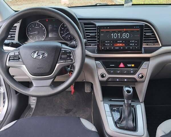 Серый Хендай Элантра, объемом двигателя 2 л и пробегом 93 тыс. км за 10800 $, фото 2 на Automoto.ua