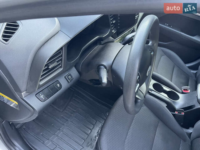 Серый Хендай Элантра, объемом двигателя 2 л и пробегом 97 тыс. км за 11999 $, фото 32 на Automoto.ua