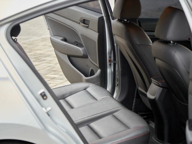 Серый Хендай Элантра, объемом двигателя 1.6 л и пробегом 145 тыс. км за 12500 $, фото 11 на Automoto.ua