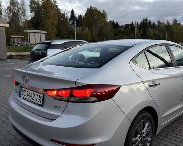 Сірий Хендай Елантра, об'ємом двигуна 1.59 л та пробігом 140 тис. км за 12000 $, фото 3 на Automoto.ua
