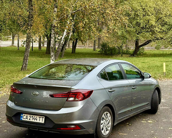 Серый Хендай Элантра, объемом двигателя 2 л и пробегом 142 тыс. км за 13000 $, фото 2 на Automoto.ua