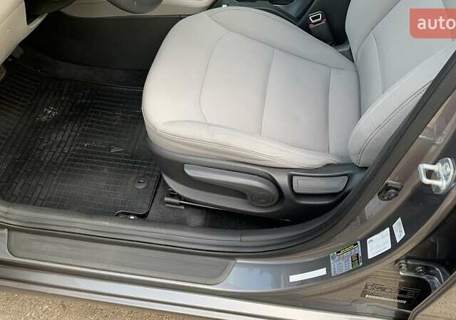 Сірий Хендай Елантра, об'ємом двигуна 2 л та пробігом 165 тис. км за 10700 $, фото 3 на Automoto.ua