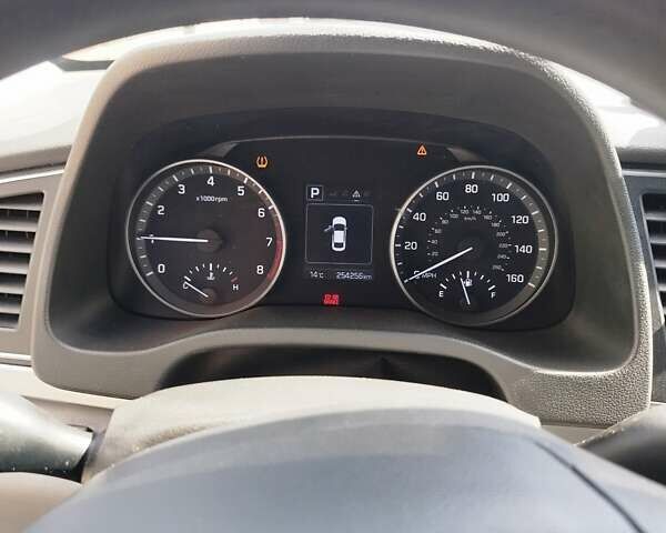 Серый Хендай Элантра, объемом двигателя 2 л и пробегом 254 тыс. км за 9900 $, фото 4 на Automoto.ua