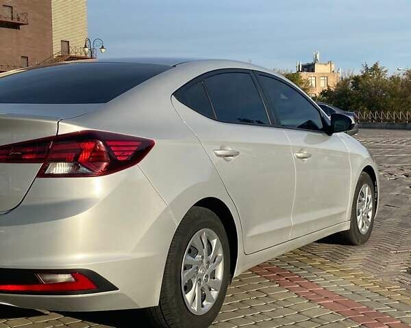 Серый Хендай Элантра, объемом двигателя 2 л и пробегом 23 тыс. км за 13000 $, фото 3 на Automoto.ua