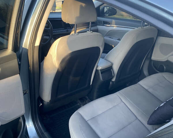 Серый Хендай Элантра, объемом двигателя 2 л и пробегом 96 тыс. км за 9800 $, фото 9 на Automoto.ua