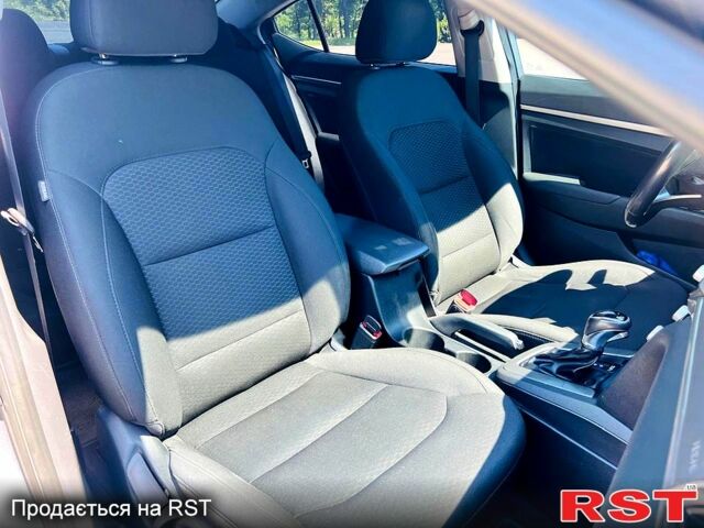 Сірий Хендай Елантра, об'ємом двигуна 2 л та пробігом 106 тис. км за 11999 $, фото 10 на Automoto.ua