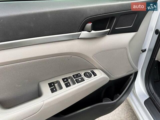 Серый Хендай Элантра, объемом двигателя 2 л и пробегом 132 тыс. км за 12700 $, фото 32 на Automoto.ua