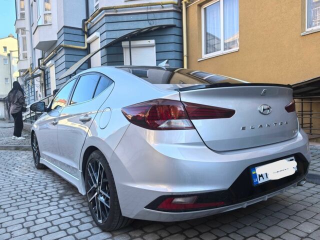 Серый Хендай Элантра, объемом двигателя 1.6 л и пробегом 220 тыс. км за 15000 $, фото 1 на Automoto.ua