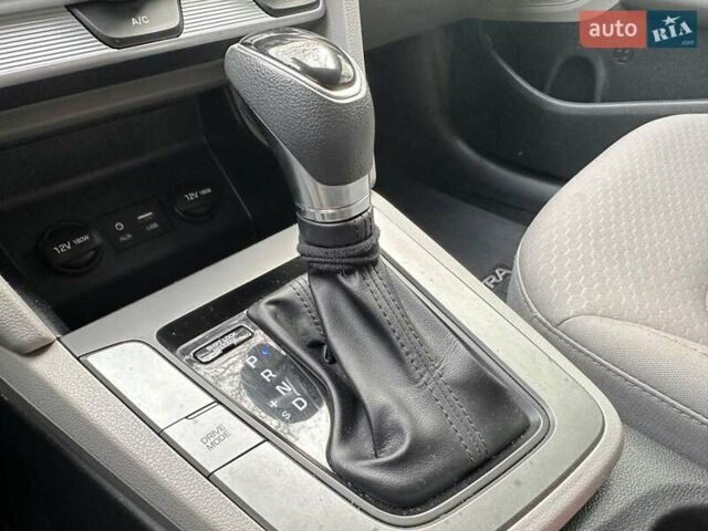Серый Хендай Элантра, объемом двигателя 2 л и пробегом 132 тыс. км за 12700 $, фото 8 на Automoto.ua