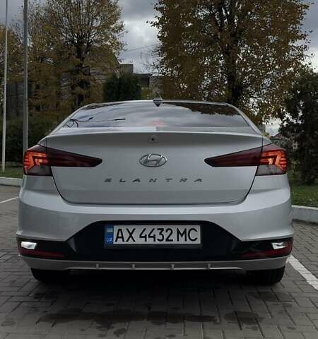 Серый Хендай Элантра, объемом двигателя 2 л и пробегом 62 тыс. км за 14700 $, фото 2 на Automoto.ua