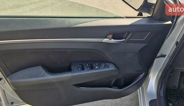 Серый Хендай Элантра, объемом двигателя 2 л и пробегом 90 тыс. км за 15000 $, фото 6 на Automoto.ua