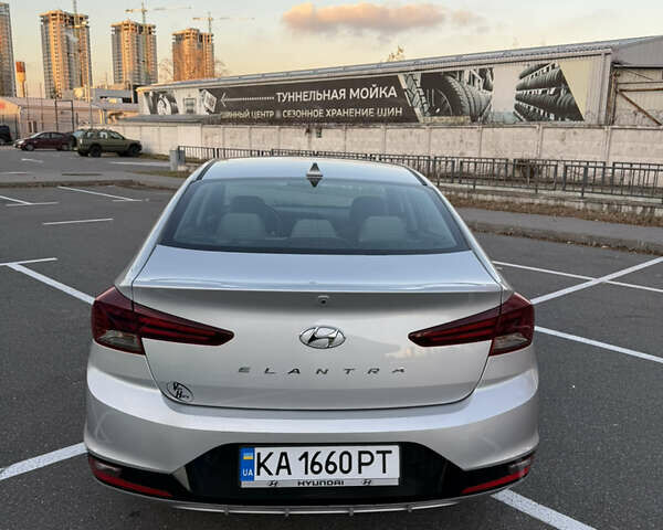Серый Хендай Элантра, объемом двигателя 2 л и пробегом 92 тыс. км за 13800 $, фото 3 на Automoto.ua