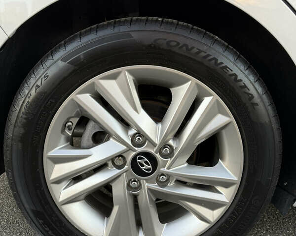 Серый Хендай Элантра, объемом двигателя 2 л и пробегом 92 тыс. км за 13800 $, фото 7 на Automoto.ua