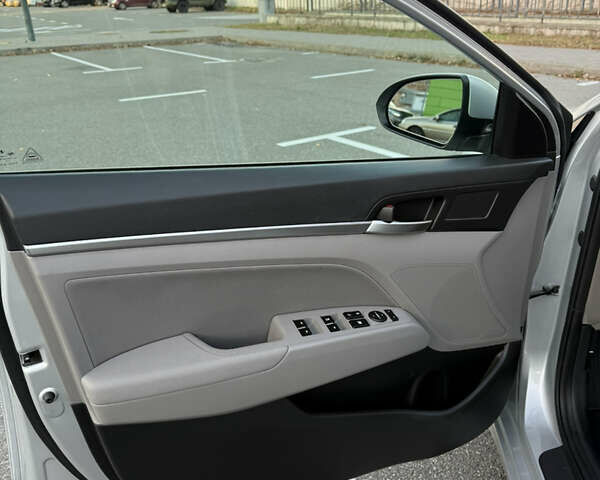 Серый Хендай Элантра, объемом двигателя 2 л и пробегом 92 тыс. км за 13800 $, фото 20 на Automoto.ua