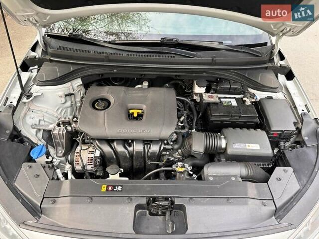 Серый Хендай Элантра, объемом двигателя 2 л и пробегом 132 тыс. км за 12700 $, фото 10 на Automoto.ua