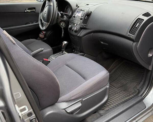 Серый Хендай Элантра, объемом двигателя 2 л и пробегом 213 тыс. км за 6700 $, фото 6 на Automoto.ua