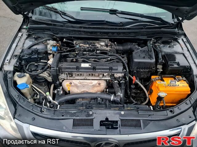 Сірий Хендай Елантра, об'ємом двигуна 2 л та пробігом 250 тис. км за 4750 $, фото 6 на Automoto.ua