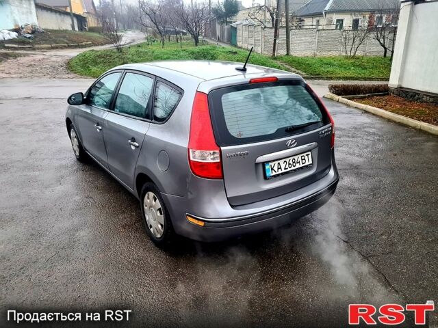 Сірий Хендай Елантра, об'ємом двигуна 2 л та пробігом 250 тис. км за 4750 $, фото 4 на Automoto.ua