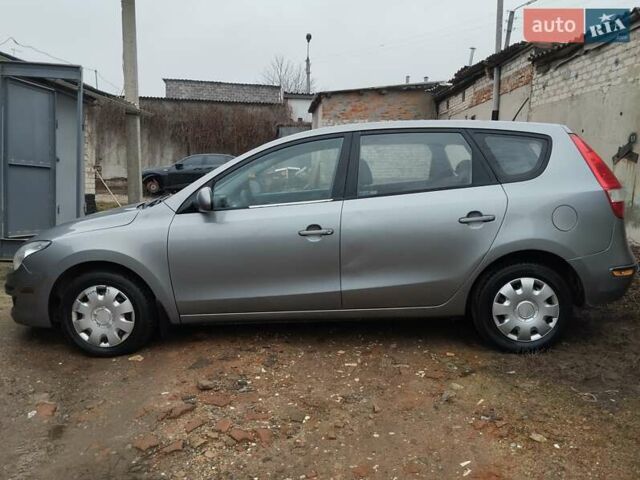 Сірий Хендай Елантра, об'ємом двигуна 2 л та пробігом 246 тис. км за 5800 $, фото 4 на Automoto.ua