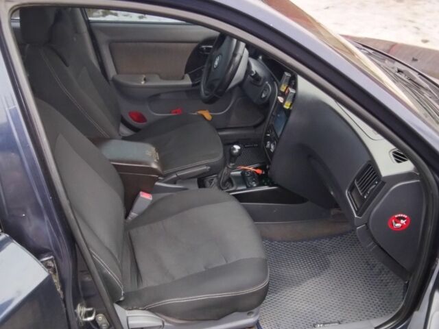 Синий Хендай Элантра, объемом двигателя 1.6 л и пробегом 367 тыс. км за 3800 $, фото 5 на Automoto.ua