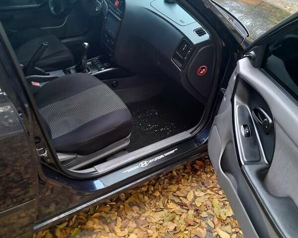 Синий Хендай Элантра, объемом двигателя 1.6 л и пробегом 200 тыс. км за 3700 $, фото 6 на Automoto.ua