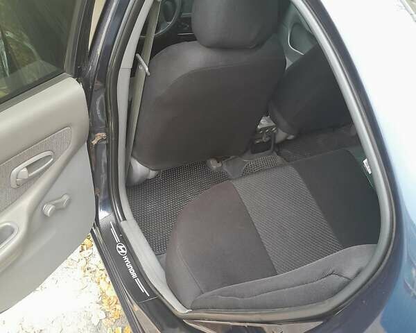 Синий Хендай Элантра, объемом двигателя 1.6 л и пробегом 200 тыс. км за 3700 $, фото 4 на Automoto.ua