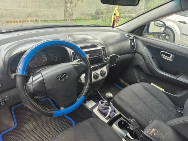 Синий Хендай Элантра, объемом двигателя 1.6 л и пробегом 288 тыс. км за 3900 $, фото 3 на Automoto.ua