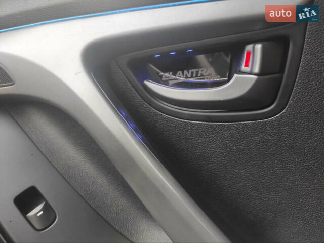 Синій Хендай Елантра, об'ємом двигуна 1.59 л та пробігом 240 тис. км за 9000 $, фото 11 на Automoto.ua