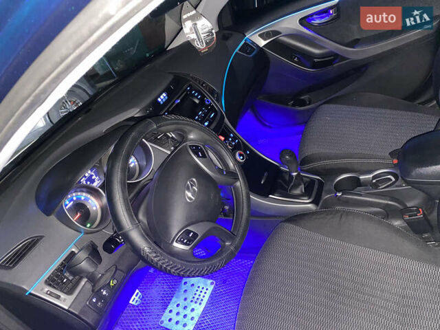 Синій Хендай Елантра, об'ємом двигуна 1.59 л та пробігом 240 тис. км за 9000 $, фото 5 на Automoto.ua