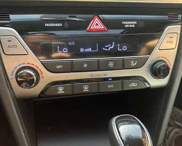 Синий Хендай Элантра, объемом двигателя 2 л и пробегом 131 тыс. км за 11500 $, фото 9 на Automoto.ua