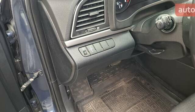 Хендай Элантра 2018 в Киеве на Automoto.ua Синий Хендай Элантра, объемом двигателя 2 л и пробегом 117 тыс. км за 14500 $, фото 9 на Automoto.ua