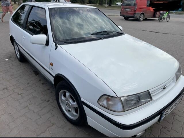 Белый Хендай Ексель, объемом двигателя 1.5 л и пробегом 230 тыс. км за 2000 $, фото 1 на Automoto.ua